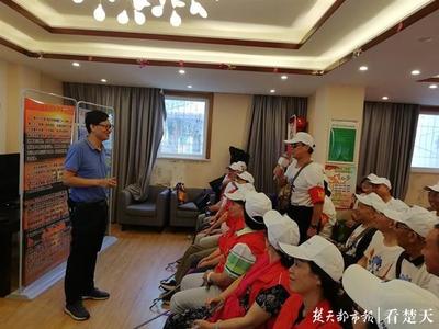 楚天都市报:世界清洁日激发民间环保热情,居民与志愿者一同巡河护河