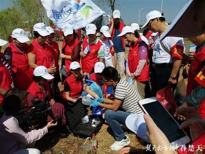 世界清洁日激发民间环保热情，居民与志愿者共同巡河护河